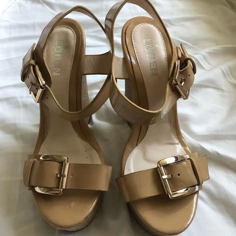 New! Sparkling platform sandal. Size :6
